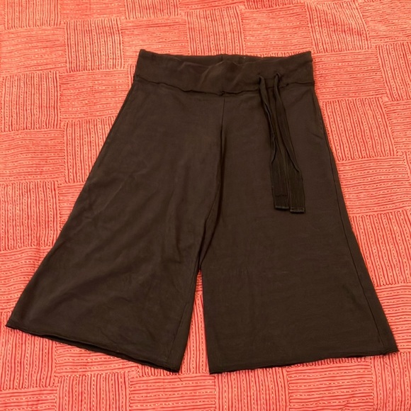 Women's medium cotton blend Black Capris shorts/pants - Picture 1 of 15